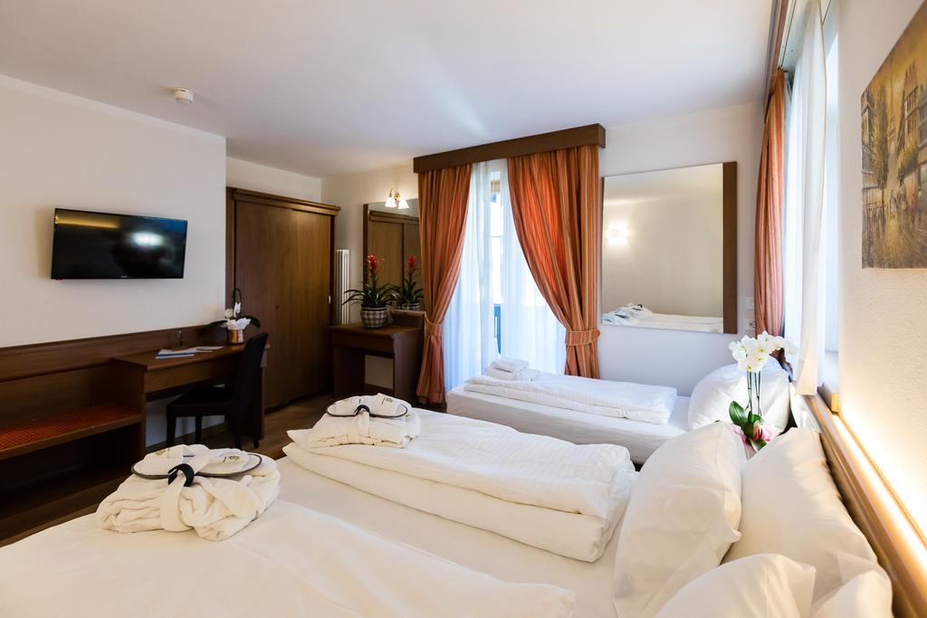 Hotel Collini Pinzolo Exterior photo